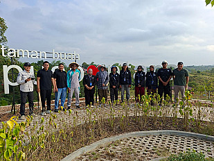                                          Harmonisasi Keindahan dan Ekosistem melalui Penanaman Bunga di Taman Buah Puspantara IKN
                                         